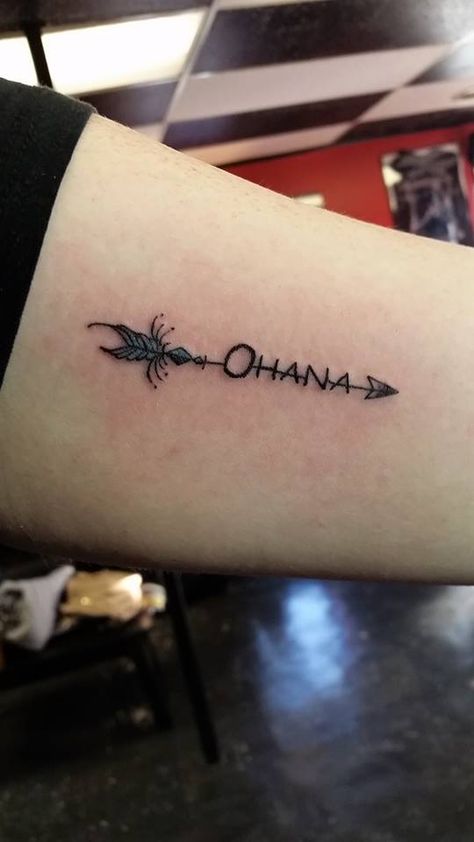 #ohana #family #arrow #simple #tattoo #feminine #studio13tattoomg Ohana Arrow Tattoo, Tattoo Simple Design, Ohana Tattoo, Ohana Family, Stitch Tattoo, Tattoo Schrift, Tattoo Simple, Disney Tattoo, Simple Tattoo