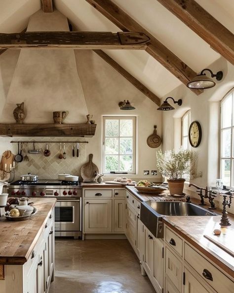 Bavarian House Interiors, Comfy Cozy Home, Manor Interior, Casa Clean, Barn Kitchen, German Kitchen, Mediterranean Interior, Farm Kitchen, Cottage Interior