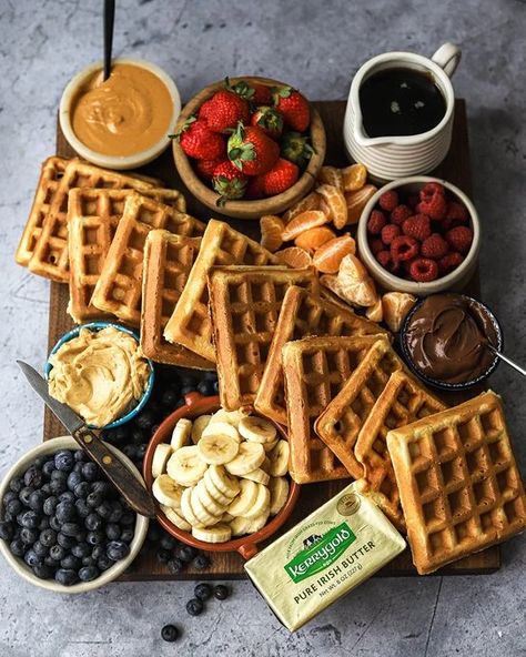 Breakfast Meat Platter, Muffin Board Ideas, Breakfast Pastry Board, Belgian Waffles Aesthetic, Waffle Platter, Sleepover Supplies, Breakfast Display, Waffle Board, Waffle Breakfast