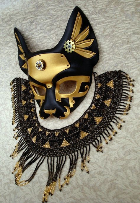 Máscaras egipcias lili Geniale Tattoos, Leather Mask, Egyptian Mythology, Cool Masks, Cat Mask, Egyptian Goddess, Masks Art, Masks Masquerade, Beaded Collar