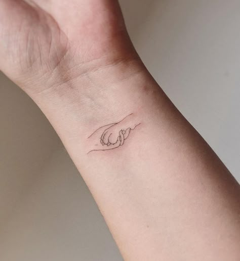 Holding Dog Paw Tattoo, Paw Hand Tattoo, Tato Set, Delicate Tattoos For Women, Small Girly Tattoos, Tattoos Infinity, Hand And Finger Tattoos, Tattoos Mandala, Paw Tattoo