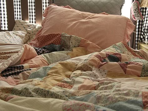 Posie Gets Cozy, Log Cabin Quilt Blocks, Small Room Design Bedroom, Dreams Beds, Quilt Comforter, Pretty Quilt, Room Design Bedroom, Room Ideas Bedroom, Dream Rooms