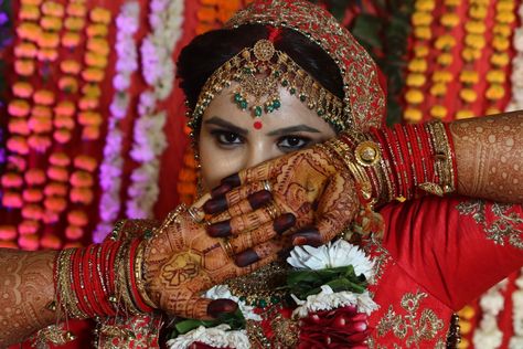 Close Up Photography Wedding Photos, Sadi Pose Indian Fashion, Wedding Dulhan Pose, Wedding Photography India, शादी की तस्वीरें, Indian Bride Photography Poses, Indian Bride Makeup, Indian Wedding Poses, Bride Photos Poses