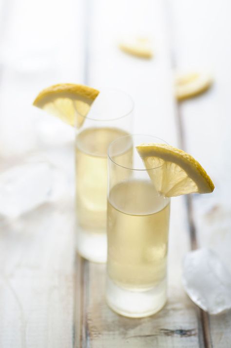 Limoncello Drinks, Liqueur Recipes, Limoncello Cocktails, Lemon Peels, Limoncello Recipe, Homemade Limoncello, Lemon Vodka, Lemon Bar, Lemon Drink