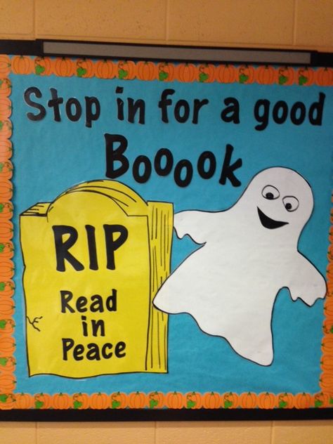 Easy Library Bulletin Board Ideas, Halloween Library Bulletin Board Ideas, Halloween Library Bulletin Boards, Library Halloween Decorations, Halloween Library Displays, Fall Library Displays, Fall Library, School Library Book Displays, Library Halloween