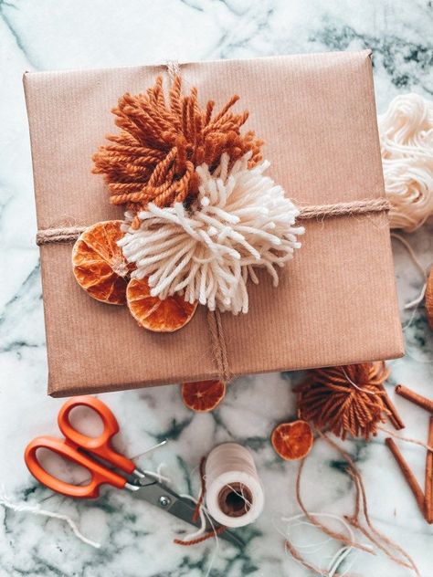 Wrapping Christmas Gifts, Dried Orange Garland, Make Your Home Smell Amazing, Gift Wrapping Inspiration, Home Smell, Dried Oranges, Creative Gift Wrapping, Orange Garland, Smell Amazing