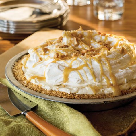 Enjoy the sweet taste of shortbread, marshmallow cream, and cashews in this yummy Butterscotch Banana Cream Pie. Butterscotch Pie, Banana Cream Pie Recipe, Banana Butter, Favorite Pie Recipes, Banana Pie, Chocolate Cream Pie, Marshmallow Cream, Cream Pie Recipes, Homemade Pastries