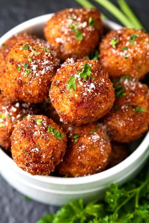 Pepperoni Pizza Arancini are fried rice balls with cheese & pepperoni that are amazing for appetizers! #arancini #riceball #appetizers Fried Rice Balls, Corn Nuggets, Pepperoni Recipes, Veggie Nuggets, Arancini Recipe, Light Meals, Meat Appetizers, Appetizer Bites, Risotto Recipes