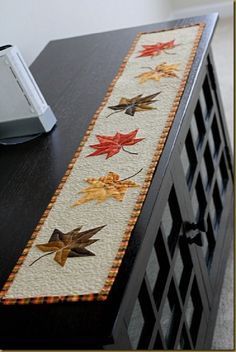 Fall Applique, Motifs D'appliques, Fall Quilt Patterns, Table Runner Tutorial, Fall Sewing, Quilted Table Runners Patterns, Quilt Modernen, Fall Table Runners, Applique Templates