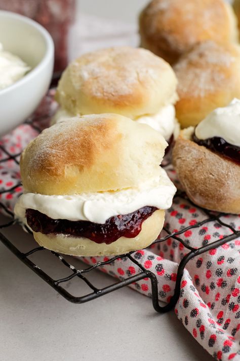 Morning Tea Recipes, Fluffy Scones, Best Scones, Scone Recipes, Scones Recipe Easy, Pie Maker, Scones Easy, Fool Proof Recipes, Scone Recipe