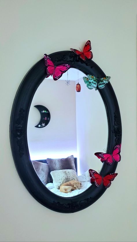 Butterfly Mirror Decor Diy, Diy Butterfly Mirror, Mirror Butterfly, Butterfly Mirror, Art Papillon, Diy Butterfly, Mirror Sign, Diy Mirror, Room Idea