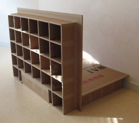 A Carboard bed (futon spirit)    #Bed, #Cardboard, #Furniture Simple Futon, Carton Diy, Desain Pantry, Futon Frame, Vintage Sewing Machines, Diy Cardboard Furniture, Cardboard Furniture, Diy Cardboard, Retro Furniture