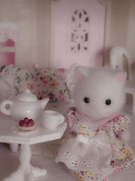 Calico Critters Aesthetic, Coquette Kitten, Shinobu Manga, Critters 3, Calico Critters Families, Soft Pink Theme, Instagram Family, Calico Critters, Tea Cozy