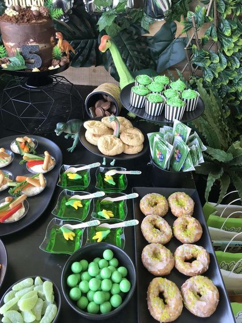 Dino Themed Food, Jurassic Park Party, Dinosaur Birthday Theme, Dinosaur Themed Birthday Party, Party Dessert Table, Dinosaur Theme Party, World Party, Dino Party, Dinosaur Birthday Party