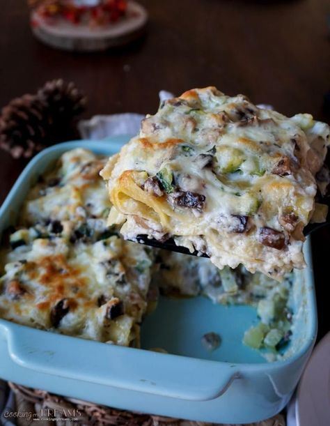 This white vegetable lasagna with zucchini and mushrooms is the perfect vegetarian comfort food to bring on the table. It's easy to make and with the homemade white sauce, mozzarella cheese and yummy veggies, it will be a dinner to remember! #recipe #lasagne #italianfood #vegetarian White Vegetable Lasagna, Lasagna With Mushrooms, White Sauce Lasagna, Homemade White Sauce, Pasta Vegetarian, Vegetable Lasagne, White Lasagna, Mushroom Lasagna, Yummy Veggies