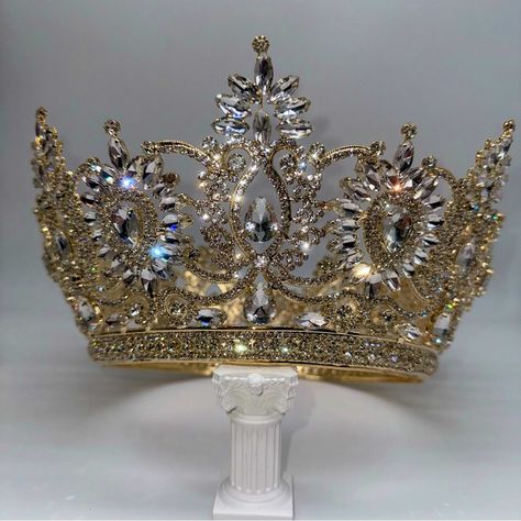 - Brand New - Large Statement Tiara Color: Gold Alloy Measurements: - Height: 5”, Head/Bottom Width 6 3/4”, Outer Width Approx 10” Inches. This Is A Beautiful Large Tiara Measuring At Its Highest Point About 5 Inches. Wear This To Your Upcoming Wedding, Quinceaera / Quinceanera, Sweet 16, Or Pageant, Event. This Crown Is Very Large And Regal Similar To Dubai Style Tgs Ball Home Coming Pageant Large Extra Large Crown Tiara Gold Tone Quince Crowns, Quinceanera Crown, Large Crown, Tiara Gold, Royal Crown Jewels, Crown Aesthetic, Pageant Crowns, Royal Crowns, Dubai Style