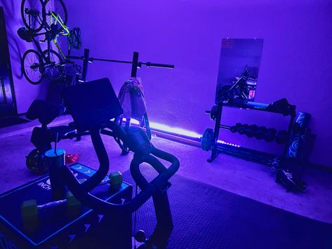 Garage gym Gym Rat Bedroom, Gym Ideas, Apartment Bedroom, Home Garage, Garage House, Bedroom Aesthetic, Gym Rat, Home Gym, Bedroom Apartment