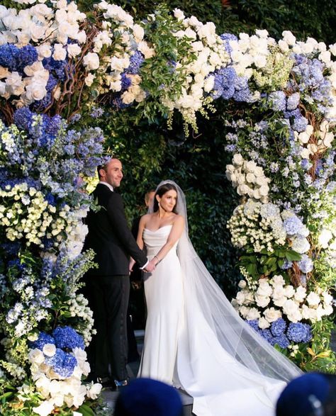 Wedding Chuppah Flowers, Blue Hydrangea Wedding, Wedding Chuppah, Elegant Wedding Themes, Royal Blue Flowers, Blue White Weddings, Dream Wedding Decorations, Wedding Backdrop Design, Hydrangeas Wedding