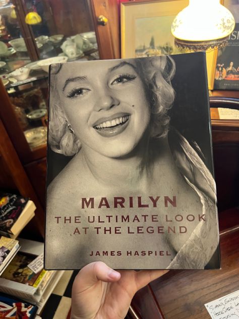 ‘Marilyn The Ultimate Look At The Legend’ James Haspiel. Marilyn Monroe Books, Marilyn Monroe Fashion, Street Style Aesthetic, Marilyn Monroe Photos, Priscilla Presley, Inspirational Books To Read, Norma Jean, Norma Jeane, Vintage Americana