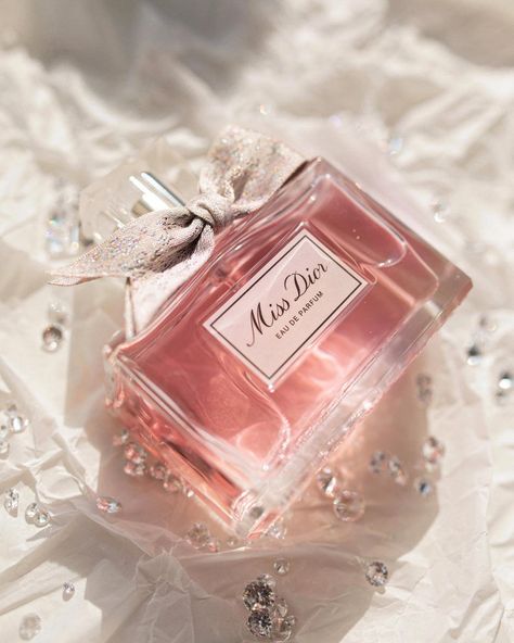 Perfume Photography Ideas, Perfume Christmas, Store Counter Design, Christmas Perfume, Dior Fragrance, Beauty Dior, Product Photography Ideas, Perfume Photography, Dior Perfume