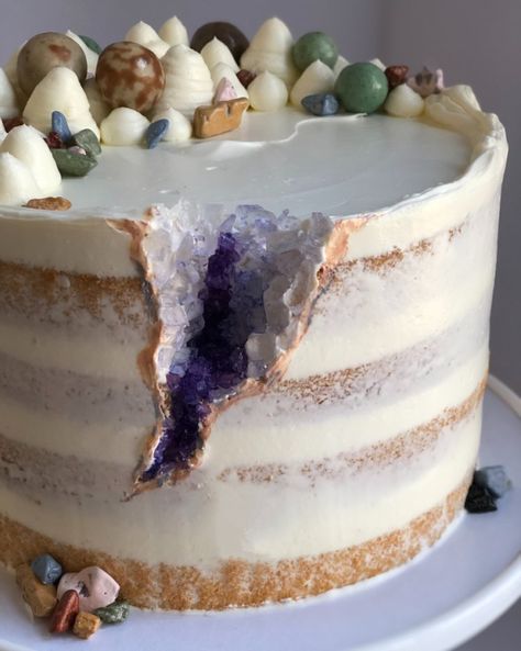 Geology Cake, Amazing Birthday Cakes, Gem Cake, Cakes For Kids, Cakes To Make, Rock Cake, Geode Cake, Crystal Cake, Small Cakes