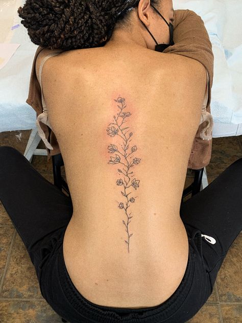 artist insta: @ruslana_tattoo. https://instagram.com/ruslana_tattoo?igshid=YmMyMTA2M2Y= Ephemeral Tattoo, Floral Back Tattoos, Flower Spine Tattoos, Band Tattoos, Flower Tattoo Back, Tattoos For Women Flowers, Spine Tattoos For Women, Stylist Tattoos, Spine Tattoo