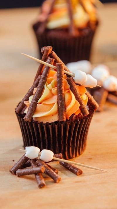 Create your own bonfire without having to go outside in the cold! Cupcake Receptek, Outside Picnic, Campfire Cupcakes, Läcker Mat, Deilig Mat, Fun Cupcakes, Camping Meals, Chocolate Cupcakes, Let Them Eat Cake