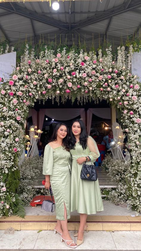 Inspirasi kebaya atau model baju bridesmaid warna sage Kebaya Sage, Hijau Sage, Warna Sage, Kebaya Bridesmaid, Model Dress Kebaya, Dress Kebaya, Apa Aja, Model Dress, Prom