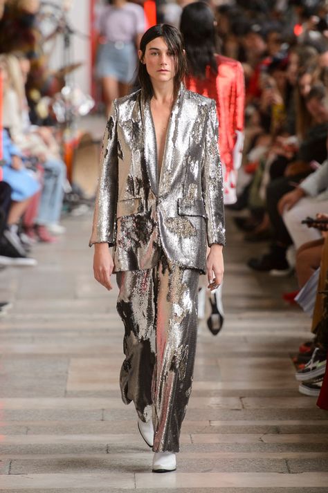 Metalic Outfits Ideas, Silver Couture, 2018 Fashion Trends, Fashion Studies, Sparkle Outfit, Ny Outfits, Runway Outfits, Chrome Silver, Luxury Wear