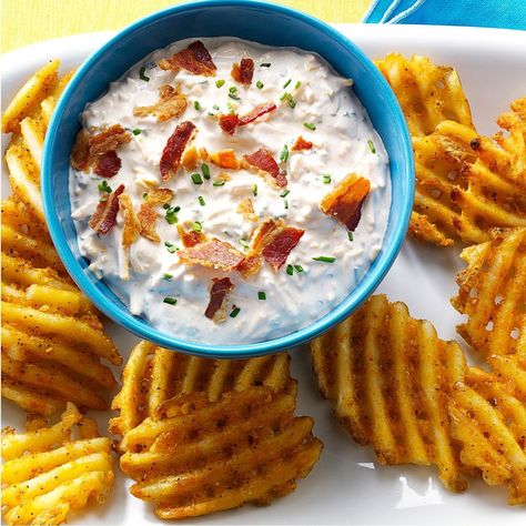 Loaded Baked Potato Dip Office Potluck Recipes, July 4th Appetizers, Tailgate Appetizers, Potato Dip, Baked Potato Dip, Easy Potluck, No Cook Appetizers, Waffle Fries, Cheesy Bacon