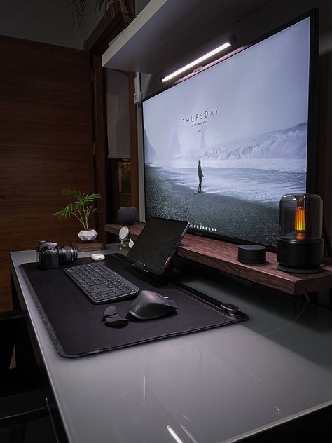 Productivity Desk Setup, Frame Tv Wall, Tv Wall Decor Living Room, Tv Stand Ideas, Office Room Design, Setup Pc, Mac Setup, Modern Home Offices, Living Room Wall Decor Ideas