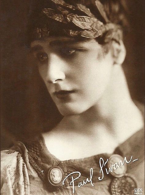 1920s portrait postcard of actor and artist Paul Swan, who in his early career was billed as “The Most Beautiful Man in the World.” Via Dix. 1920 Men, 1920s Poster, 1920s Men, Non Binary People, Guys And Dolls, Male Makeup, Men Photography, Beautiful Man, Vintage Portraits