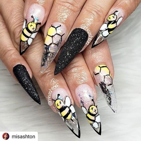 nailart💅 INSPIRATION PAGE on Instagram: “#Repost @misashton • • • • • 🖤💛 I'm so in love with these!! 💛🖤 Inspired by @kaws and @nailsbycookiee . #kawsnails #handpaintednailart…” 3d Halloween Nails, Bumble Bee Nails, Almond Nails Designs Summer, Luv Nails, Bee Nails, Halloween Nails Diy, April Nails, Art Pics, Polygel Nails