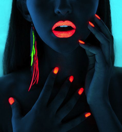 Black Light Makeup, Extreme Make-up, Neon Lips, Dark Nail Polish, Neon Makeup, Arcade Fire, Dark Lipstick, Dark Makeup, Neon Party