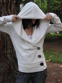 Take an old sweatshirt and make it new ... http://longearedlove.blogspot.com/2011/09/sweatshirt-redo-tutorial.html Button Hoodie, Hoodie Tutorial, Large Sweater, Diy Vetement, Creation Couture, Clothes Ideas, Sewing A Button, Oversized Sweatshirt, Sewing Clothes