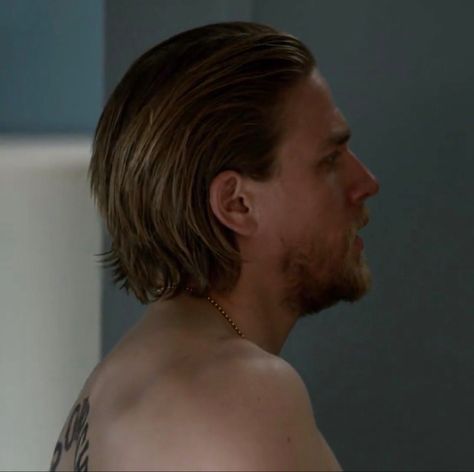 Mark Wahlberg Long Hair, Slicked Back Long Hair Men, Long Quiff Hairstyles Men, Medium Slick Back Hair Men, Mid Haircut Men, Long Slick Back Hair Men, Mid Long Hair Men, Charlie Hunnam Haircut, Jax Teller Haircut