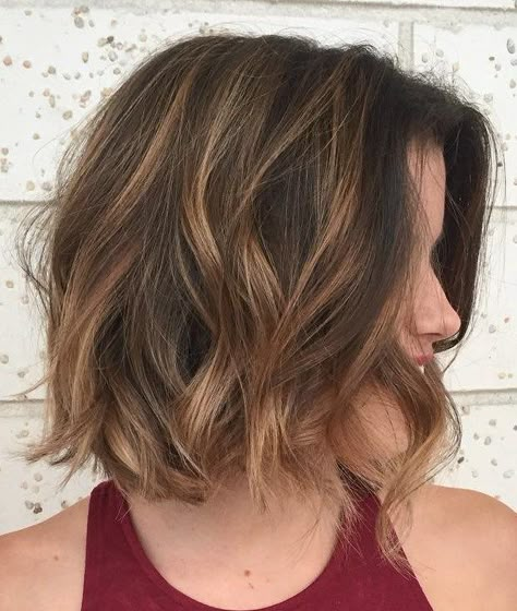 Short Layered Wavy Hairstyles, Kręcony Bob, Bob Brunette, Brunette Shades, Hairstyle Highlights, Short Dark Brown Hair, Hairstyles Brunette, Medium Length Bobs, Brown Bob