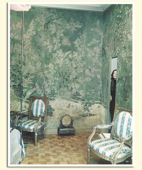 18th century wallpaper in Pauline de Rothschild's Paris apartment bedroom Paris Apartment Bedroom, Green Chinoiserie Wallpaper, Interior Design Secrets, Chinoiserie Wedding, Green Chinoiserie, Paris Bedroom, Apartment Bedroom Decor, Chinoiserie Wallpaper, Chinoiserie Chic