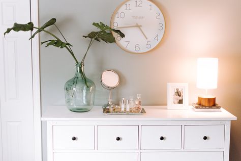 Is your dresser a disaster with clothing everywhere? We'll have your dresser drawers organized and ready for Pinterest if you follow these 10 tips. Drawer Top Decor, Dresser Top Ideas, Decor Dresser Top, Bedroom Dresser Organization, Style A Dresser, Dresser Top Organization, Dresser Top Decor, Bedroom Dresser Styling, Dresser Styling