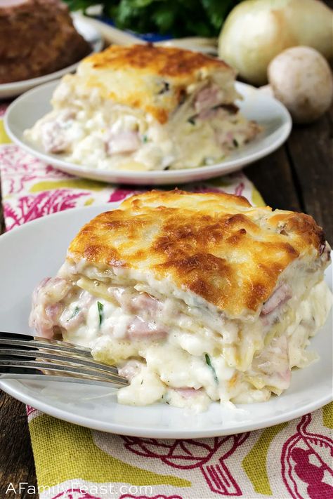 Ham and Swiss Lasagna layers cooked ham and Gruyere Swiss cheese with lasagna noodles – all smothered in a creamy white sauce. It’s comfort food at its best! Ham And Cheese Lasagna, Ham And Vegetable Soup, Ham And Gruyere, Swiss Cheese Recipes, Lasagna Layers, Pasta Receipes, Cooked Ham, Ham And Swiss, Italian Meals