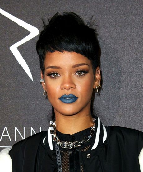 Love the lips! Move Over RiRi Woo, Here Comes RiRi BLUE #refinery29 Rihanna Mullet, Rihanna Lipstick, Rihanna Makeup, Rihanna Hairstyles, Blue Lipstick, Tapered Haircut, Blue Lips, Rihanna Style, Best Pixie Cuts