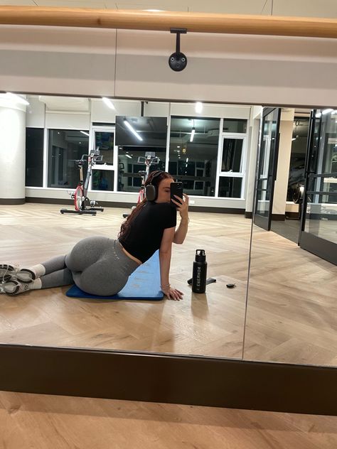 Gym Girl Mirror, Gym Mirror Pics, Glute Day, Gym Selfies, Fitness Selfie, Gym Mirrors, Gym Pictures, Heath And Fitness, Gym Fits