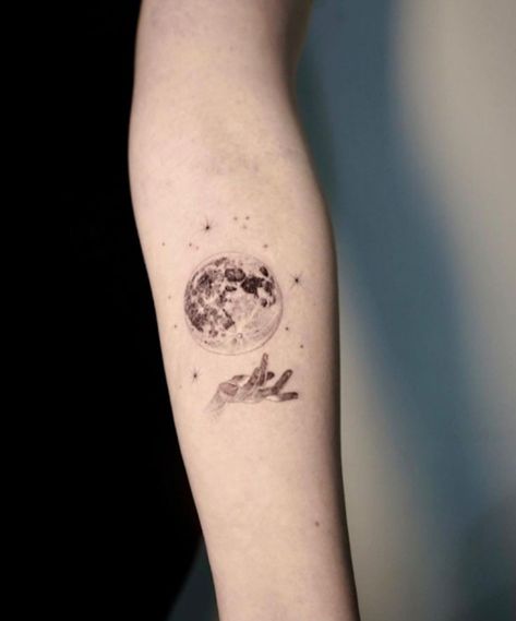 Esoteric Tattoo, Holding The Moon, Realistic Moon Tattoo, Video Tattoo, Luna Tattoo, Small Phoenix Tattoos, Stunning Tattoos, Tattoo Moon, Mystical Tattoos