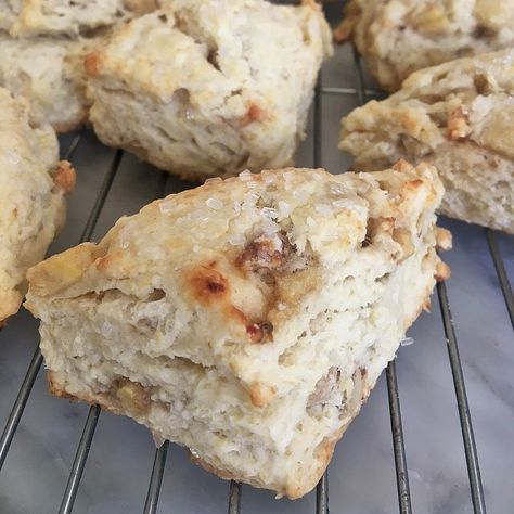 Best Banana Walnut Scones - Rabbit Hill Banana Walnut Scones, Banana Nut Scones, Tea Buns, Berry Scones Recipe, Walnut Scones, Banana Nut Oatmeal, Oatmeal Scones, Mini Banana Muffins, Berry Scones