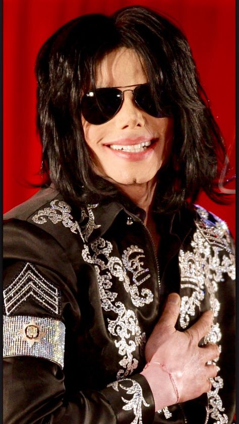 March 5, 2009 Michael Jackson made headlines for the final time. Michael Jackson 2009, Michael Jackson Grave, Michael Jackson Neverland, March 5th, Michael Jackson Rare, Photos Of Michael Jackson, Michael Jackson Smile, Love Your Smile, Michael Jackson Pics