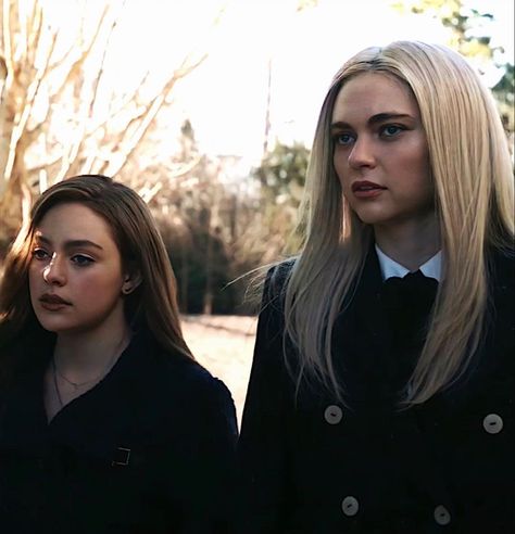 Hope And Lizzie Icons, Lizzie And Hope, Lizzie And Josie, Hope Mikaelson Aesthetic, Mikaelson Aesthetic, Icon People, Weird Pics, Aesthetic Covers, Hope Andrea Mikaelson