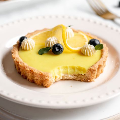 Lemon Desserts Aesthetic, Vegan Lemon Pie, Vegan Fruit Tart, Vegan Lemon Desserts, Vegan Lemon Tart, Vegan Tart, Vegan Tarts, Lemon Tart Recipe, Lemon Tarts