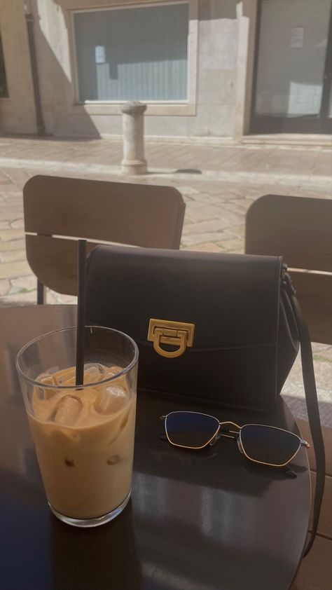 Black bag, sunglasses and an iced coffee Accessories Aesthetic, Coffee Fashion, Accessories Bag, Aesthetic Coffee, Coffee Coffee, Rich Girl, Girls Bags, Black Bag, Coffee Break