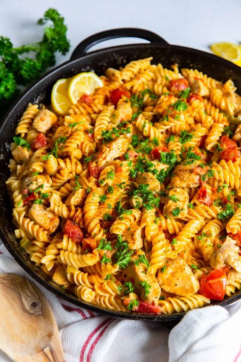 Best Chicken Wing Recipe, Cheesy Pasta Recipes, Cajun Chicken Pasta Recipes, Caesar Chicken, Chicken Breast Recipes Baked, The Cookie Rookie, Cookie Rookie, Pre Cooked Chicken, Creamy Garlic Sauce