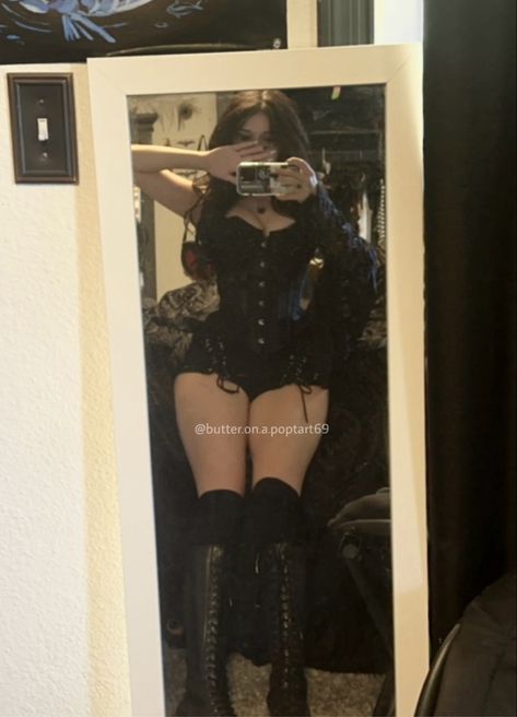 Casual Outfit Pictures, Thick Emo Outfits, Goth Mirror Selfie, Gothic Baddie Outfits, Thick Emo Goth, Goth Mommy Outfits, Goth Mommy Aesthetic, Goth Mommy Gf, Goticas Aesthetic Outfit